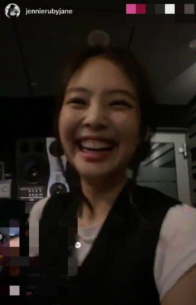 原创jennie午夜出镜权志龙意外出镜穿粉色豹纹秀直角肩二人合作有望