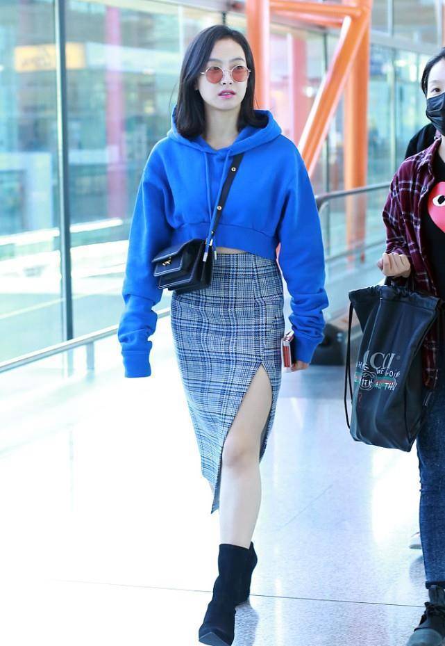 原创宋茜的混搭风挺有个性的格子裙看着挺显嫩但金丝眼镜却很斯文