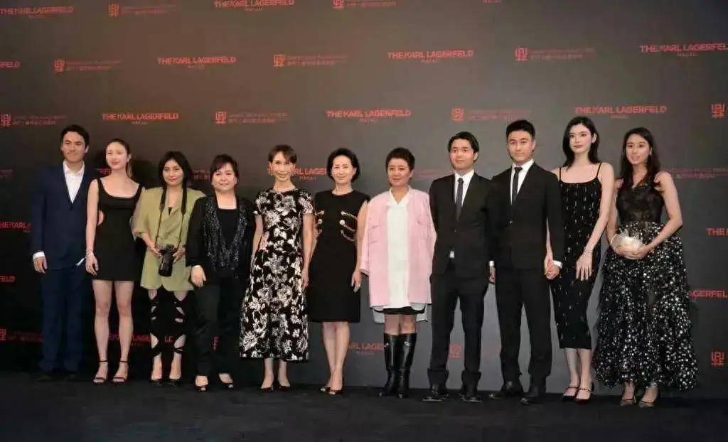 何老大家族最新合体三代同框梁安琪何超琼站c位奚梦瑶被重视