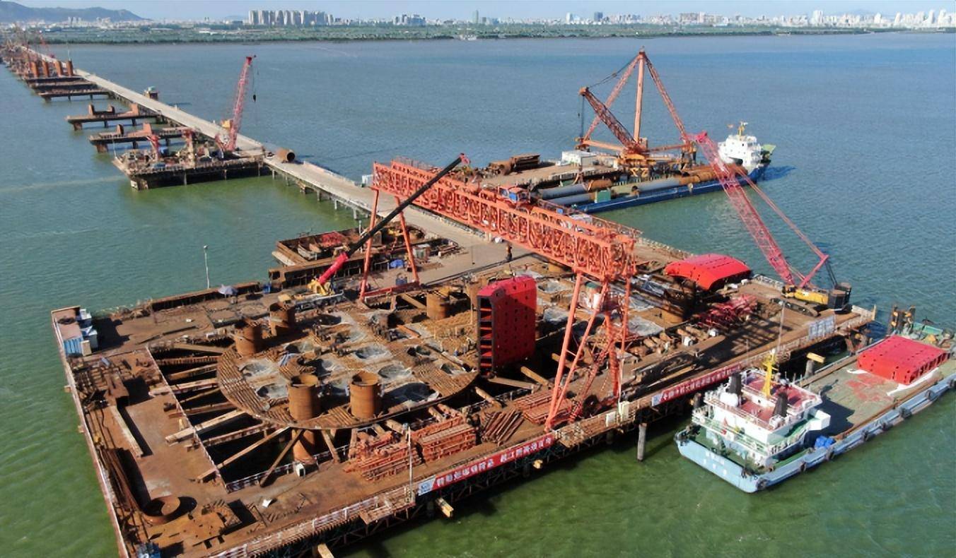 一般来说,跨海大桥的桥墩建造主要有三种方式:围堰法,沉箱法和打桩法.