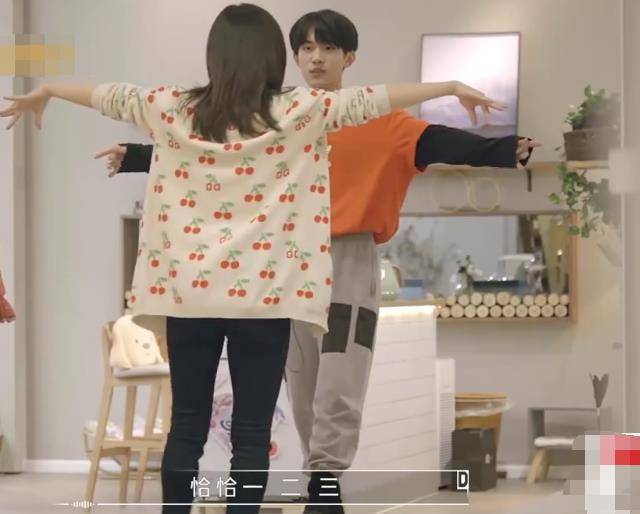 易烊千玺教谢娜跳拉丁舞谁注意到他的绅士手挪不开眼了