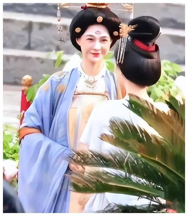 原创湖北襄阳偶遇明星夫妇路边摊上吃面交流亲切真实亲民