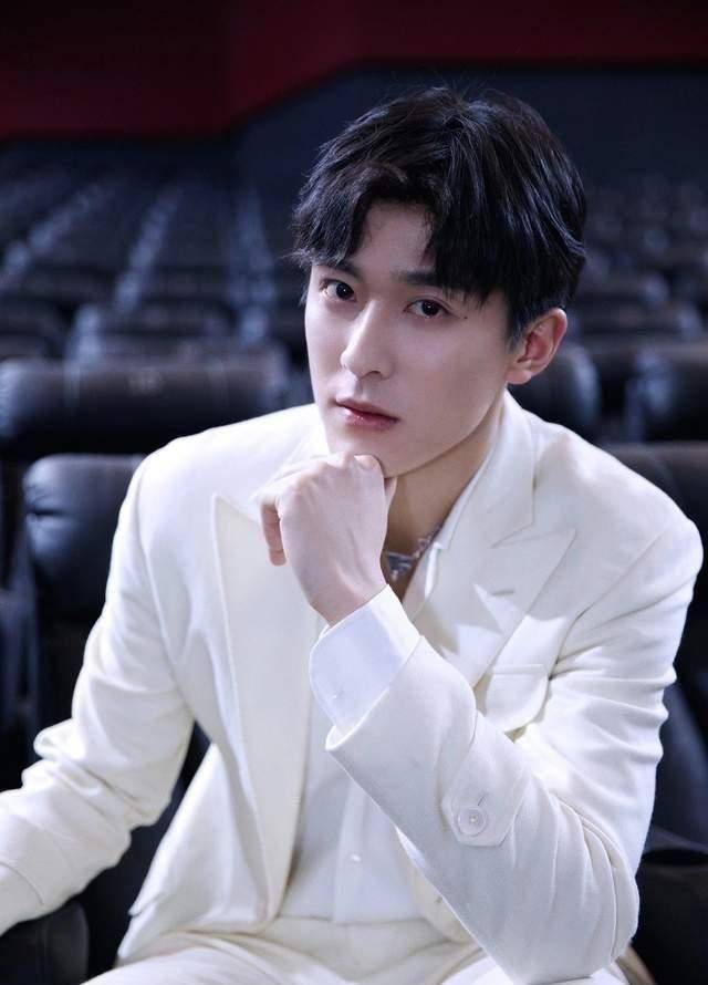 孙晨竣在成为演员之前,是一名篮球运动员,因为他从小身体就很差,他