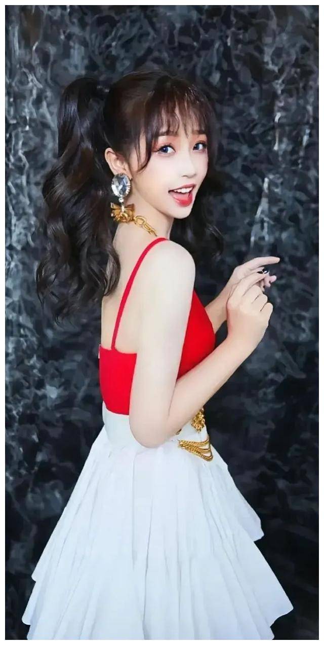 虞书欣挑战性感小酥胸引爆新爆款惊艳全场开启新篇章