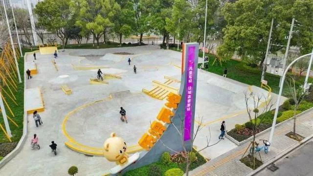 南白象街道工业厂房林立处,吕志武游泳俱乐部由一处闲置厂房被改造成