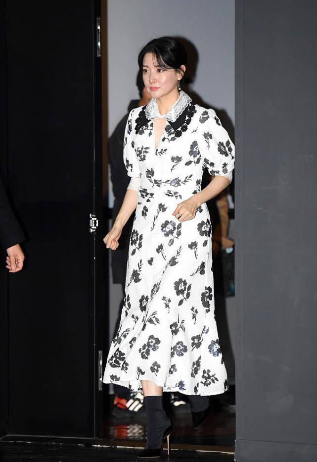 原创大长今李英爱依旧优雅身穿黑白印花裙感觉岁月没留下痕迹