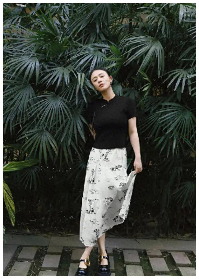 马思纯惊艳亮相水墨裙典雅笑颜散发东方魅力