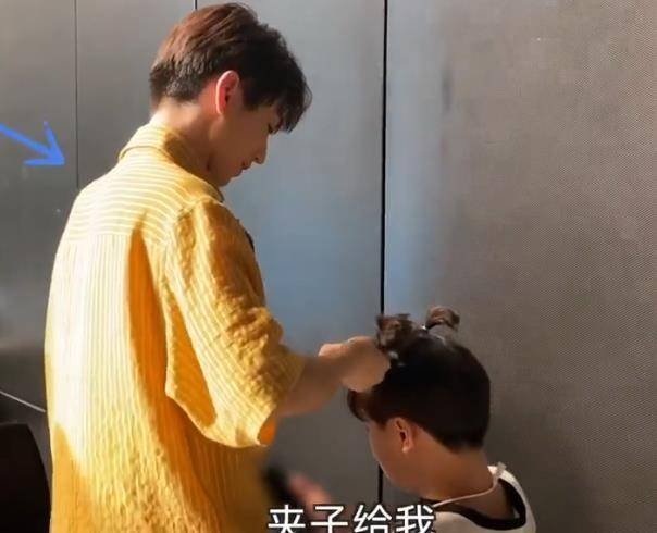 原创王俊凯为小马哥扎头发谁注意他手里的发卡原谅我没见过世面