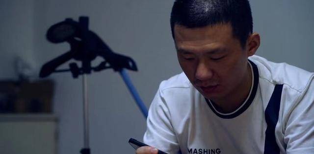 他回想起先前自己与母亲遭遇的种种打骂,及杜志浩用下体对母亲所作的