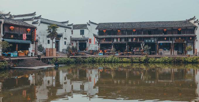 这些围绕着中心水塘而建造的建筑便是整个村子的商业中心,很多专家都