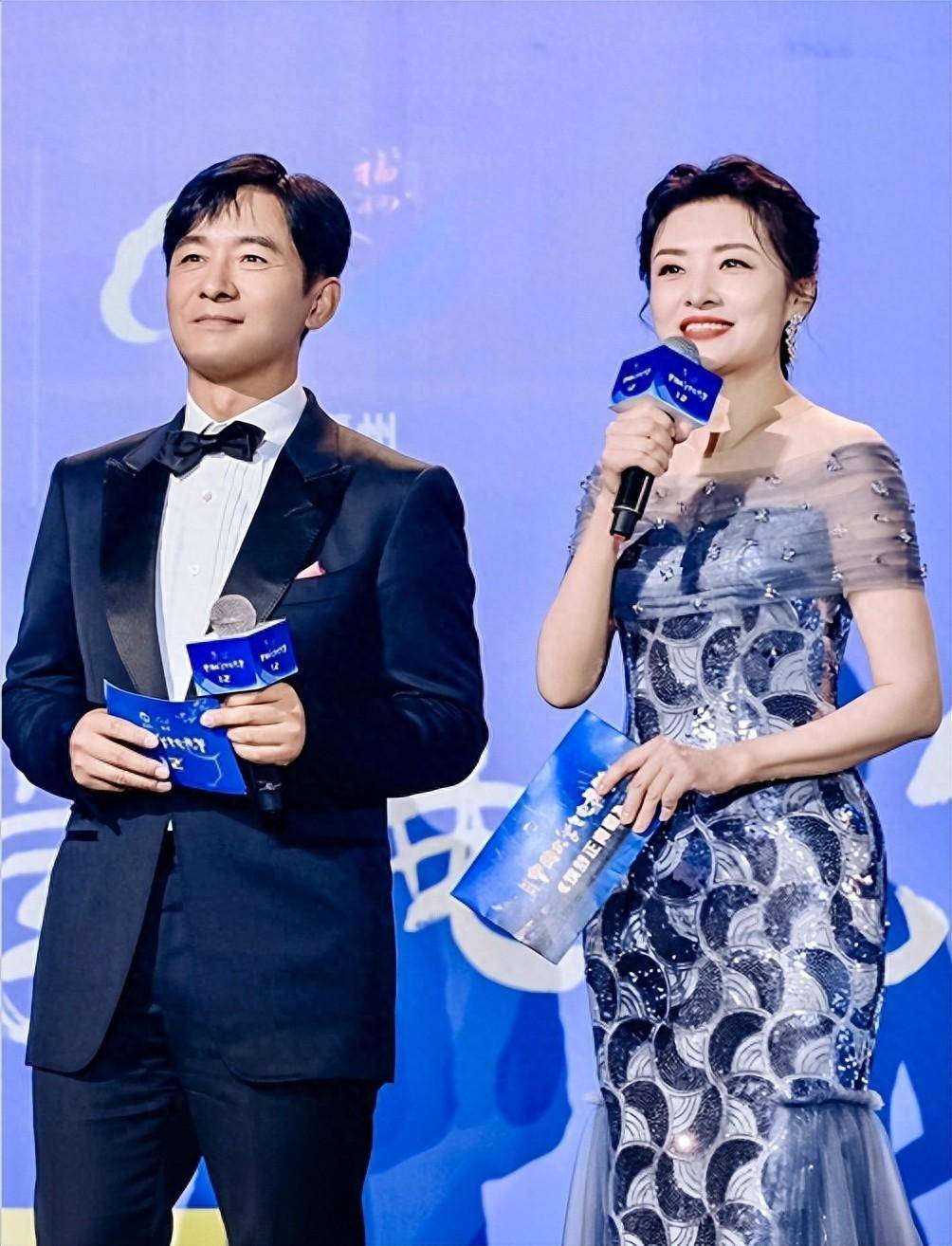 周涛刚过完56岁生日第二天就赴福建主持大学生电视节文艺演出