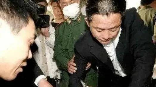 原创2005年河南黑老大宋留根走下法庭被押赴死刑刑场途中笑容满面