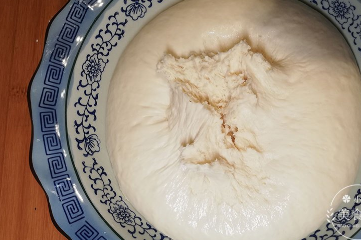 9,把面剂拉长压扁,放上核桃碎,用手抹匀.