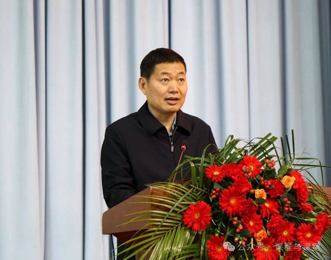 会议由河南省语文教育专业委员会主任委员吴伟主持,原河南省科教院张