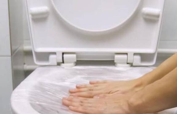 保鲜膜7大妙用,家中每个地方都能用上,省钱好用,还能护理头发_马桶