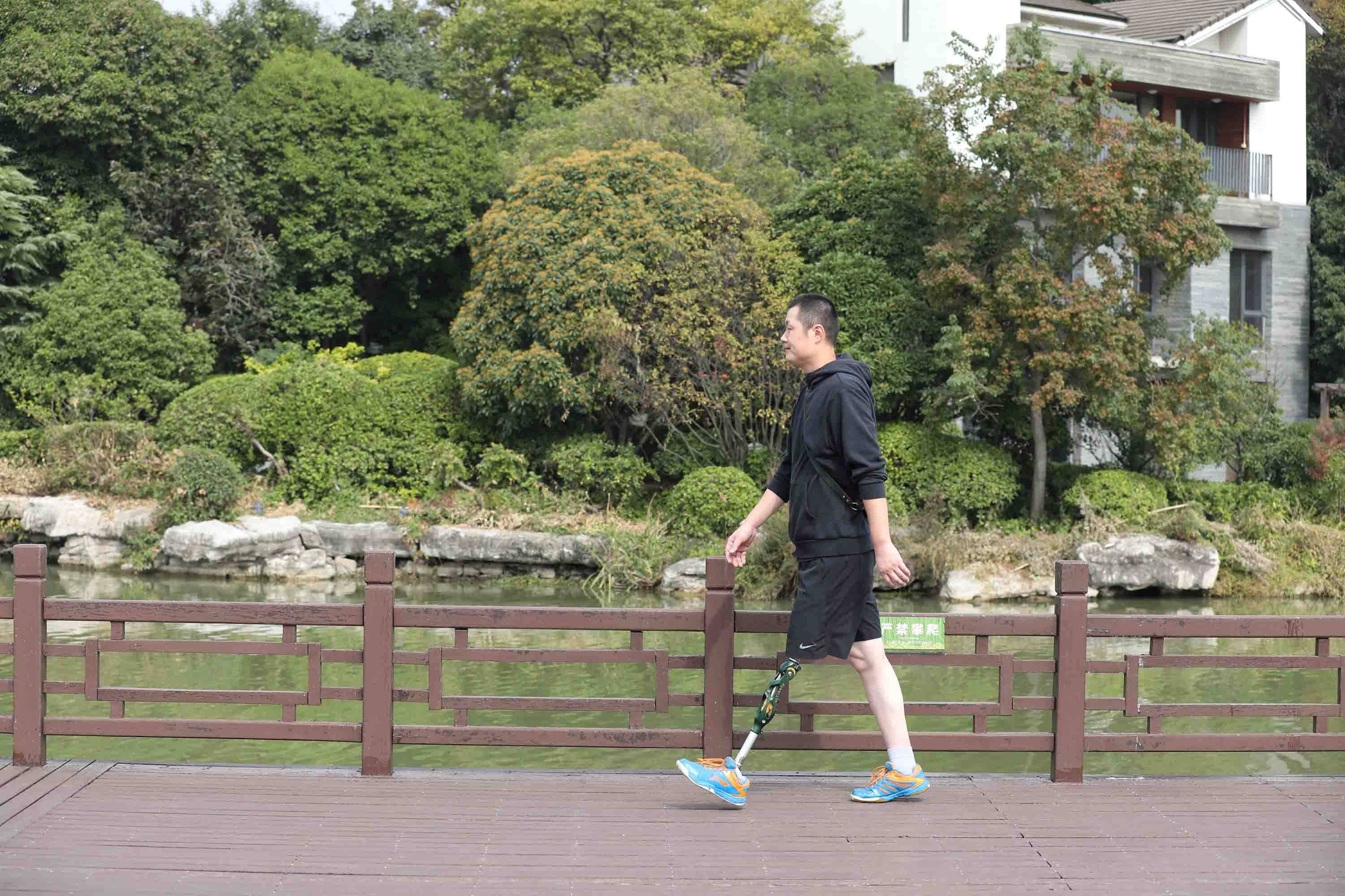 如何使用弹性绷带缠裹假肢残端