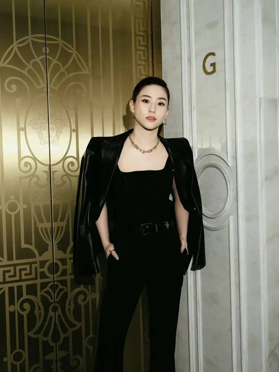 原创又是红毯何超欣气质温婉奚梦瑶大杀四方赵露思丢人现眼