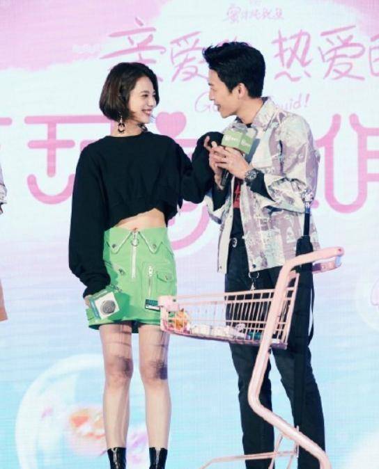 原创原创亲爱的姜珮瑶气质真好简单t恤配工装裤时尚感a爆了