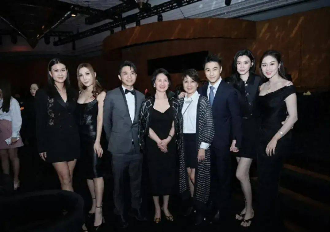 在没有何超凤的合照里,站c位的明显就是何超琼