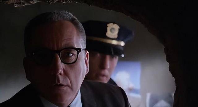 大家有没有发现肖申克的救赎中的漏洞27年不更换的一间牢房