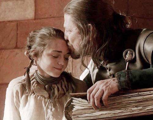 《权力的游戏》二丫婴儿肥不减,艾莉亚穿着皮夹克留起齐刘海看起来