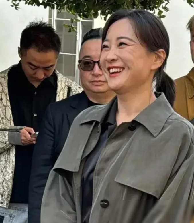 贾玲翘着二郎腿在好莱坞片场满脸皱纹吴彦祖和周迅前夫也在