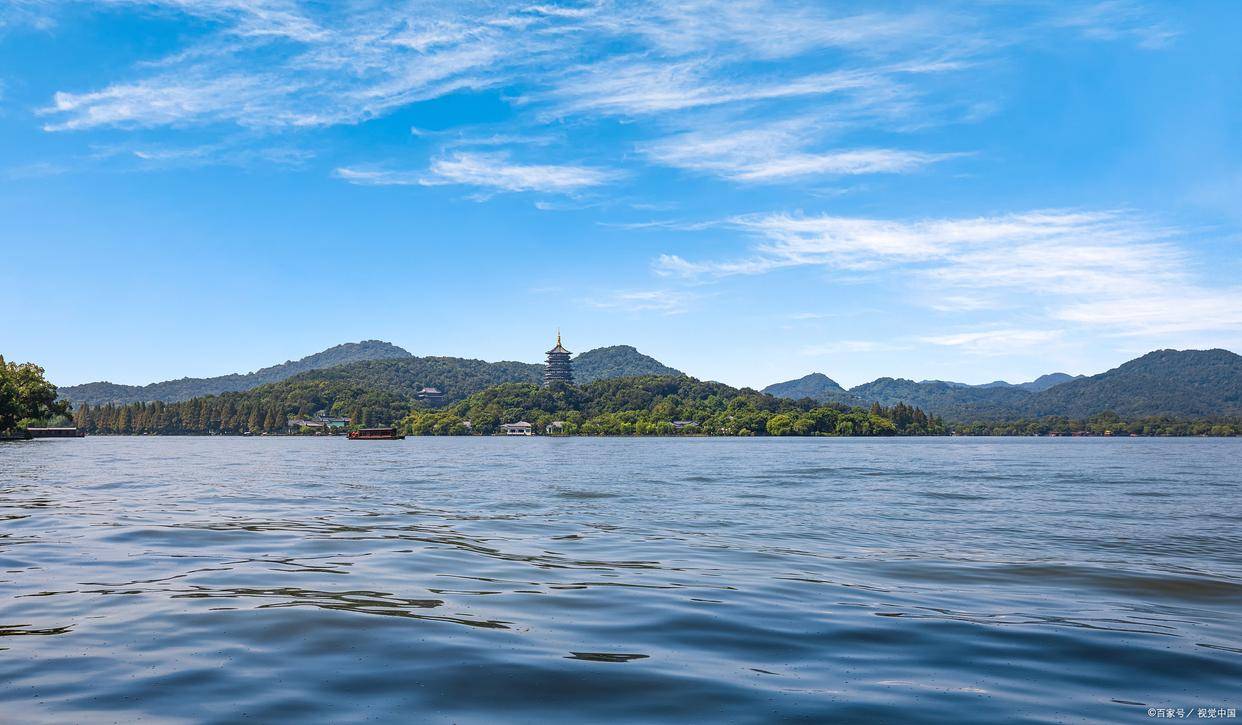 在苏州,我们还可以饱览江南水乡的美景.