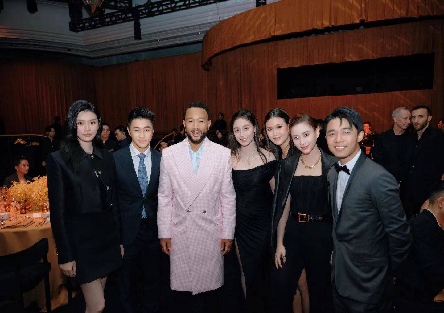 难得聚会赌王家族成员愉快合影何超莲不避嫌晒与霍启山美照