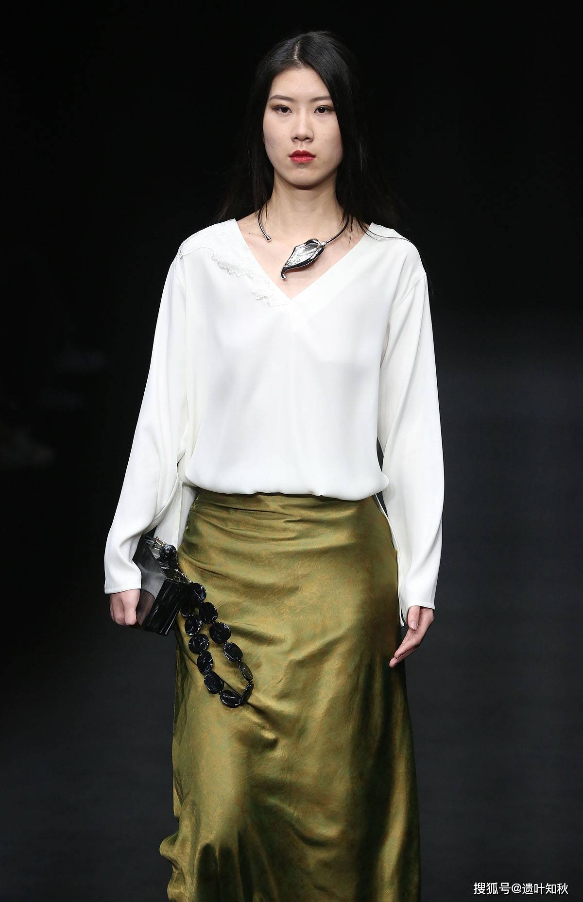 设计师魏丹携山从云2024秋冬系列开合登陆中国国际时装周