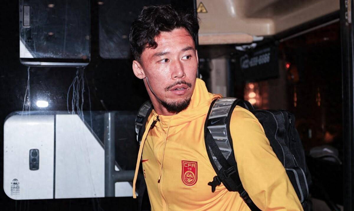 第二场国足之战首次曝光张被埋在雪中顶替王上源继续首发