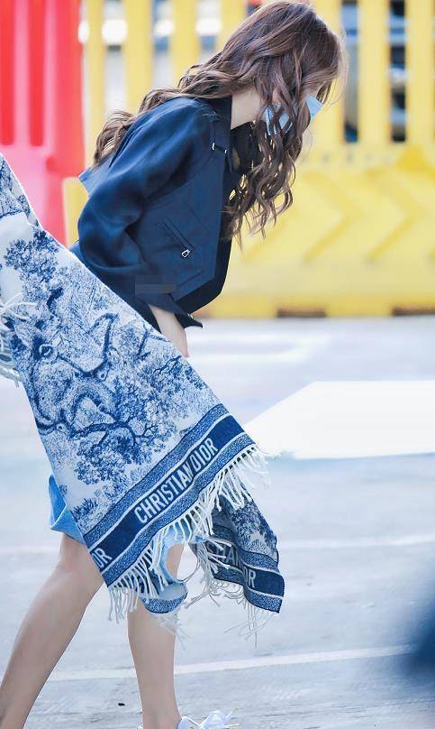 原创baby穿裙遇到风赶紧用丝巾挡镜头看清款式心里有数了