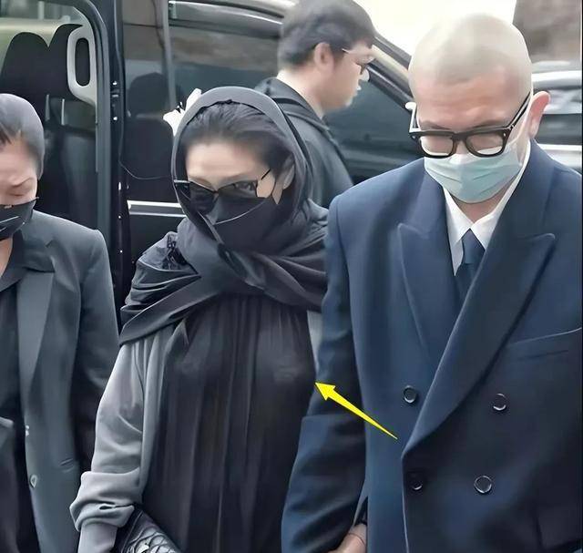 大s现身葬礼,头巾包裹严实引关注,具俊晔搀扶下车显情深_顾俊业_网友