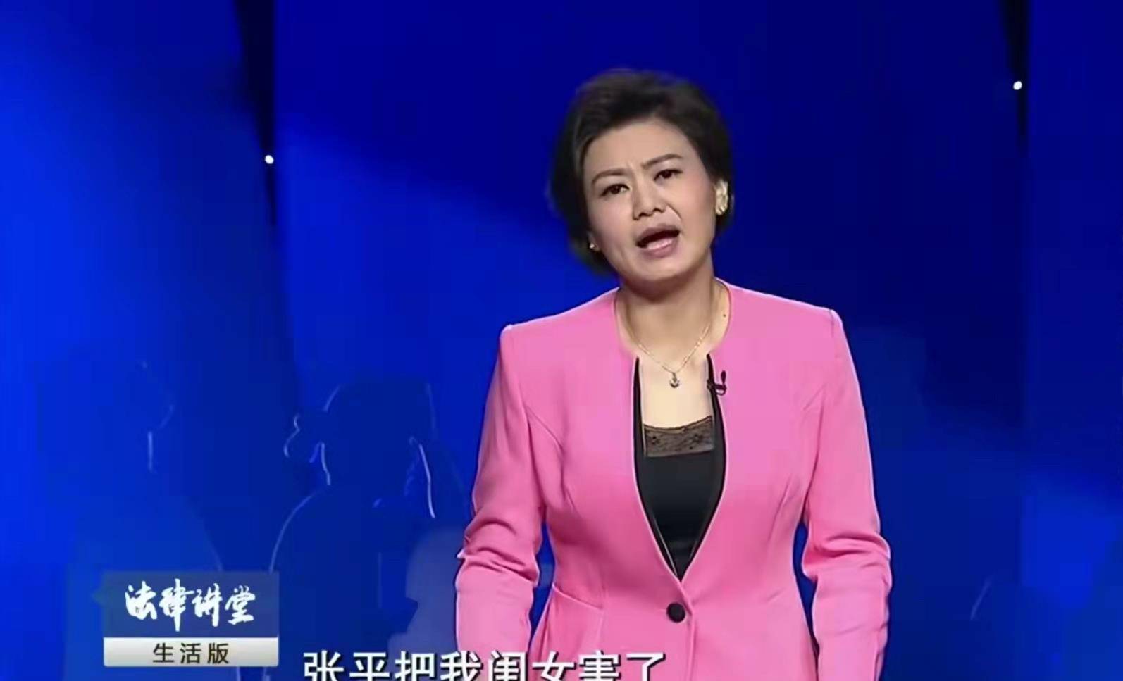 王红打开门一看,是外来租户何彩琴在敲打自己家的门,她就把何彩琴给骂