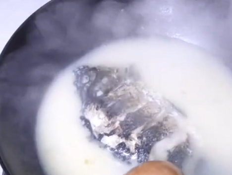 原创无论炖什么鱼除了加清水还要加什么加点它汤更鲜肉更嫩