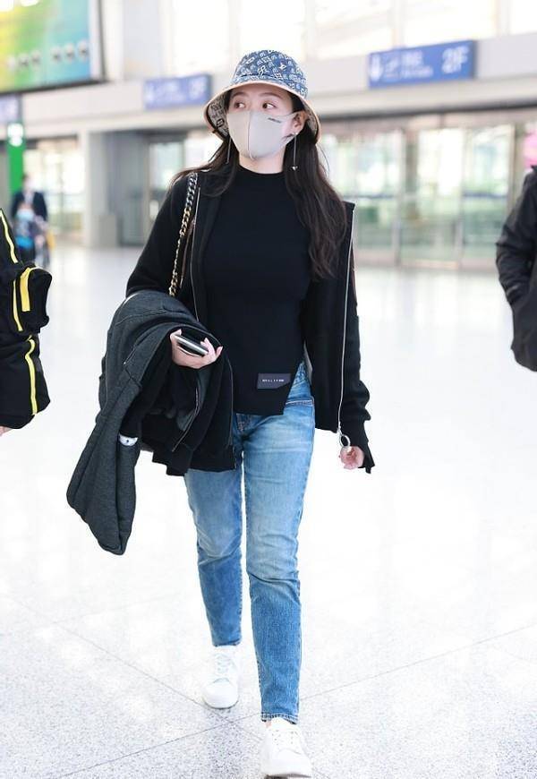 张靓颖虽然穿的朴素但是站在小男友身边感觉更减龄了真嫩