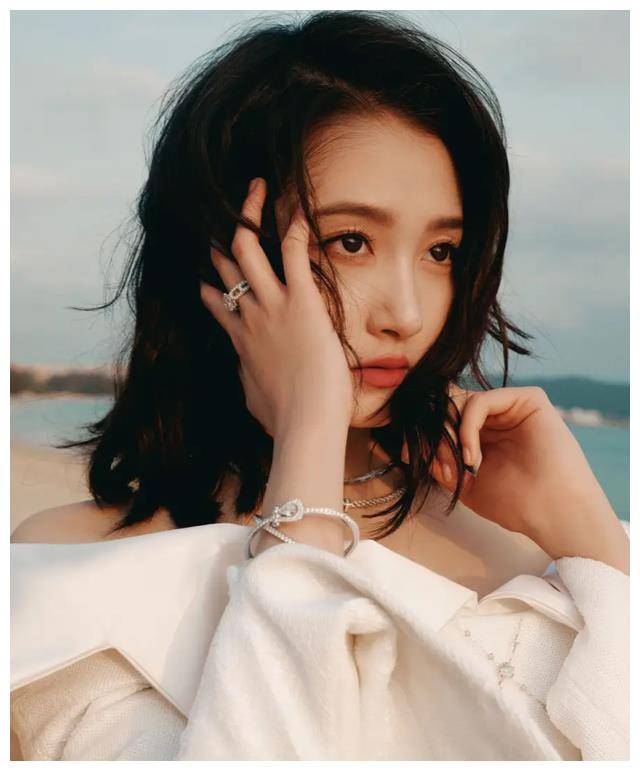 关晓彤陈晓丹海边优雅礼服美照展现迷人魅力令人耳目一新