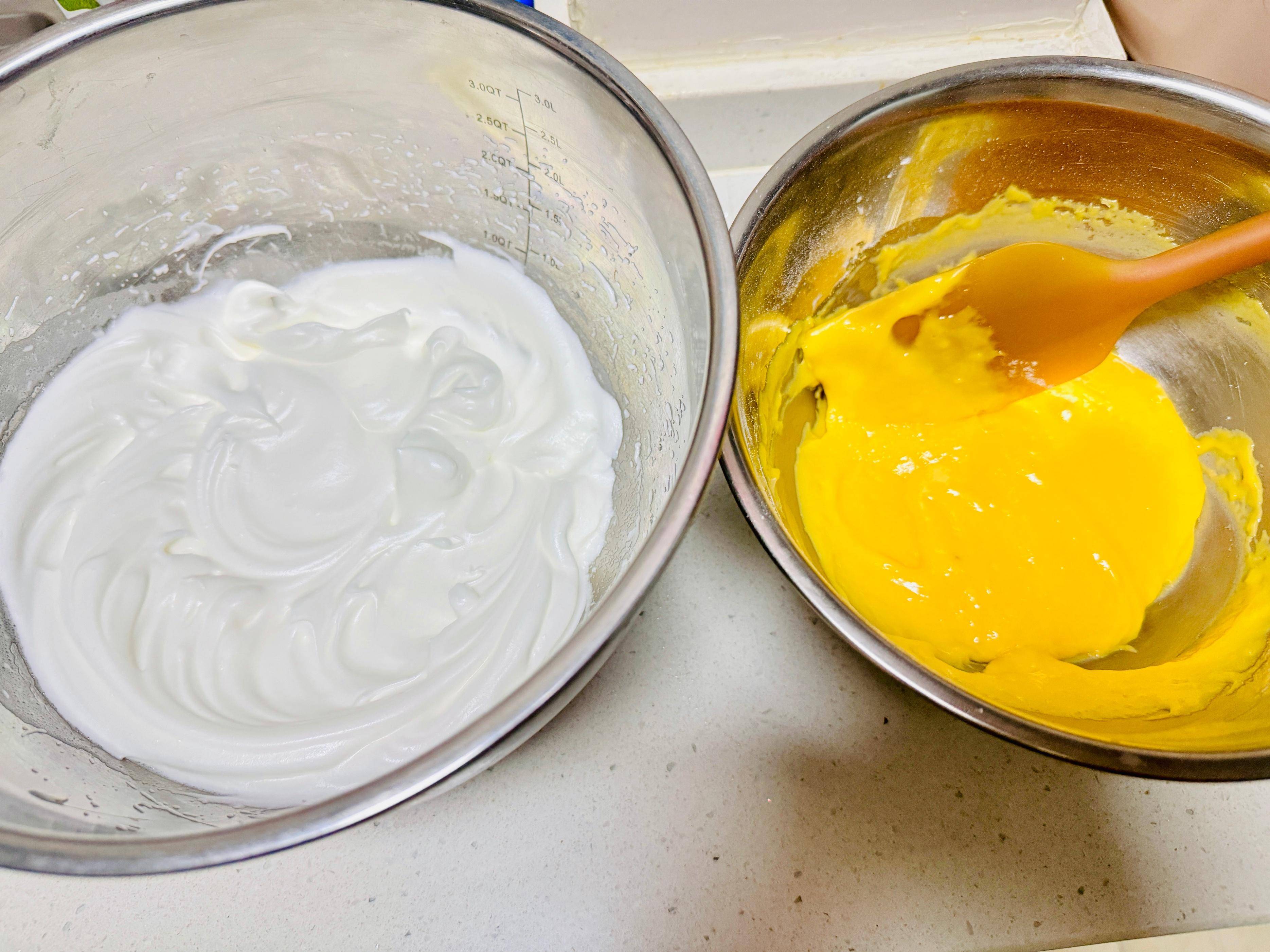 搅拌的方式跟炒菜的方式一样,不要打圈翻拌,要不容易消泡.