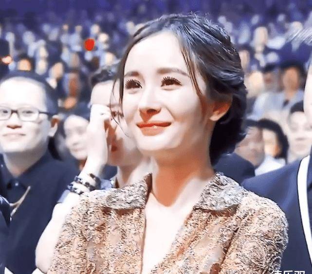 很多的粉丝在看到了杨幂的这组图片之后,也都感觉到了打光的重要性