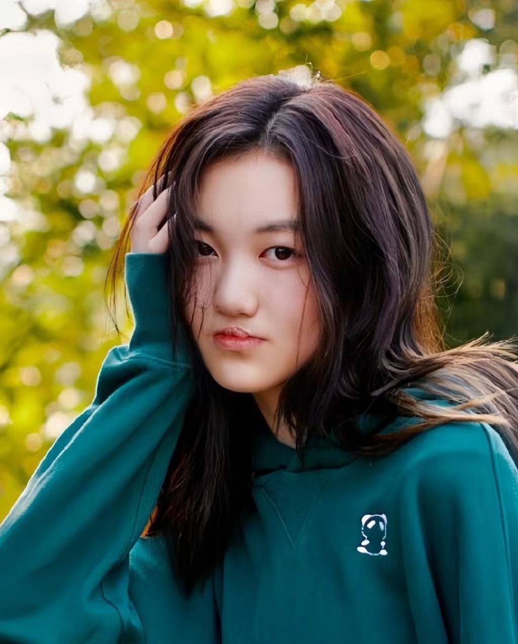 18岁李嫣变美了浓妆艳抹参加同学聚会名媛气质很像王菲