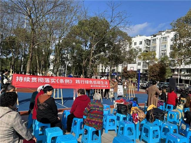 持续贯彻落实条例寿安镇垃圾分类劝导员在行动