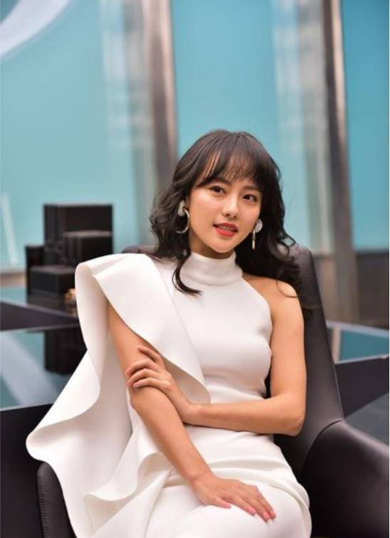 原创张嘉倪穿白色连衣裙太纯情了还挺有清纯感的看起来不显龄