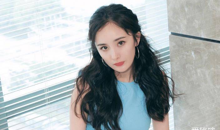 杨幂周杰伦十年前合影被扒青涩模样整没整容一目了然