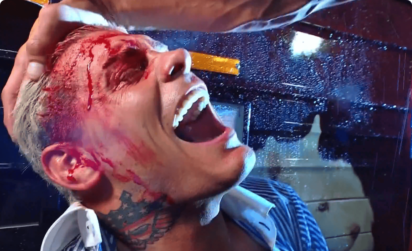 巨石强森暴揍科迪,鲜血涂抹腰带!朋克现身擂台,德鲁惨遭断头脚