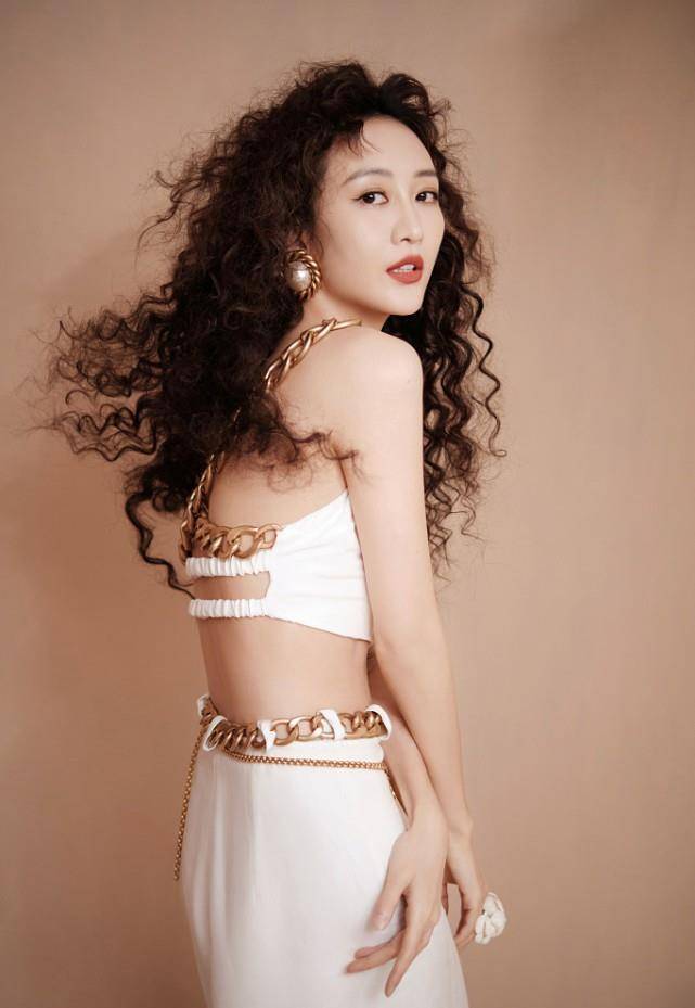 王鸥的身材真让人羡慕,穿着露脐背心秀小蛮腰,顶着爆炸头也很美