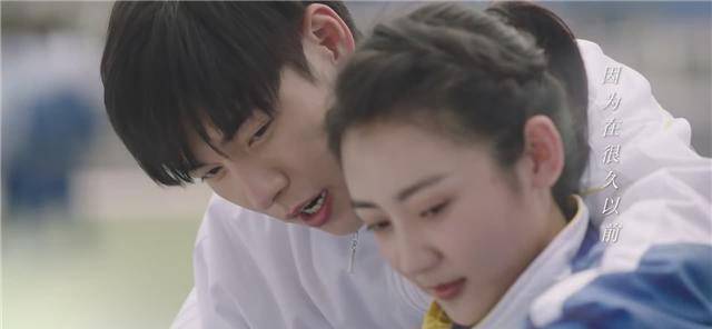 白振宇和韩菲见面完后,他们的那张合照就被小贝捡到,并且在考试的时候