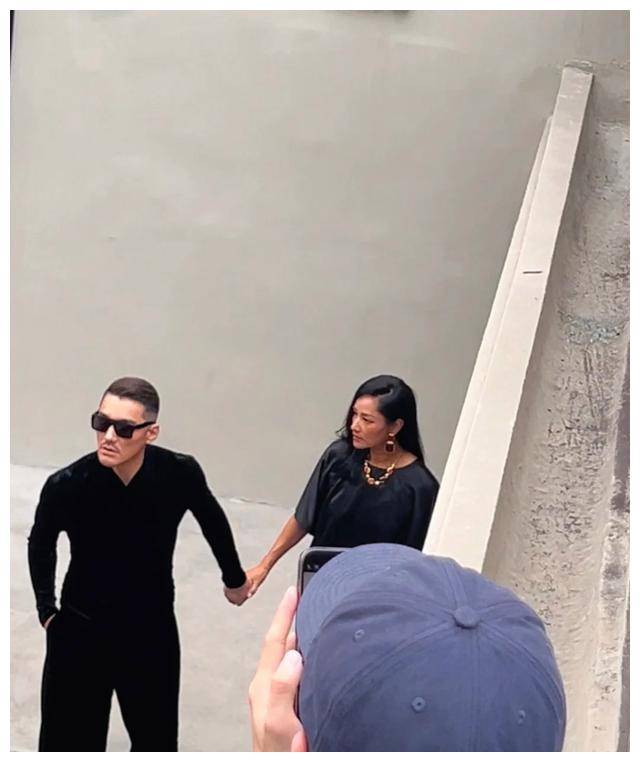 原创52岁胡兵牵手瞿颖粉丝欢欣鼓舞期盼幸福长伴