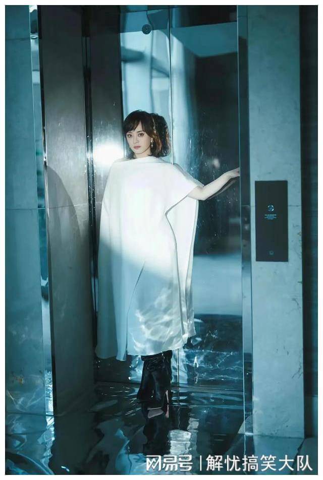 孙俪胡杏儿董子健新剧开拍孙俪皮衣造型帅气亮相孙俪听劝了