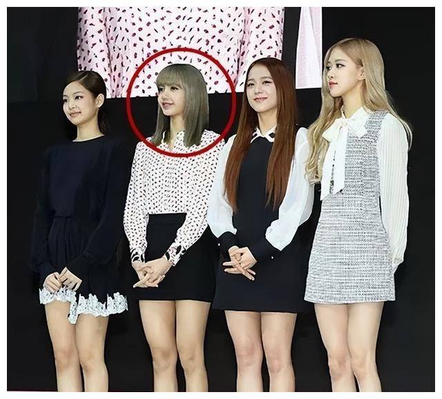 与粉丝们之间的亲密时刻,无论是舞台上的闪耀演出还是与粉丝的互动