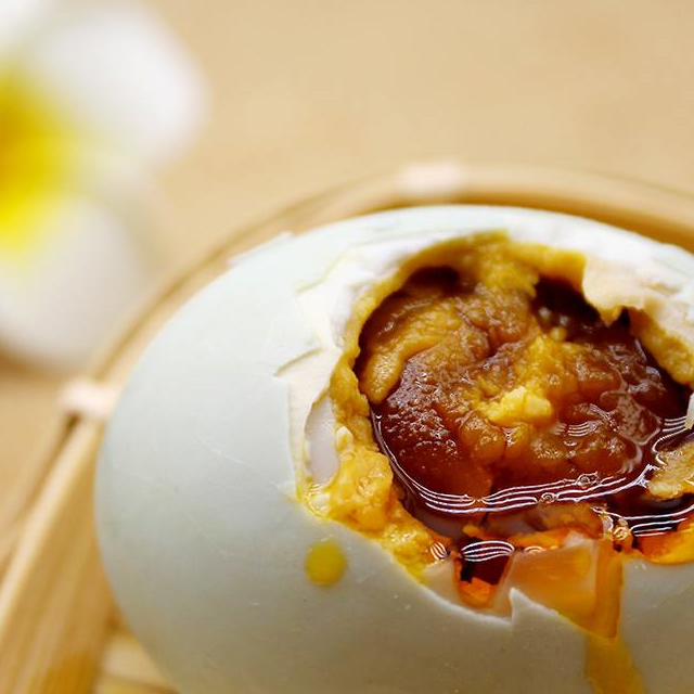 腌咸鸭蛋时别只放盐了多加这2味个个起沙又流油味道浓郁