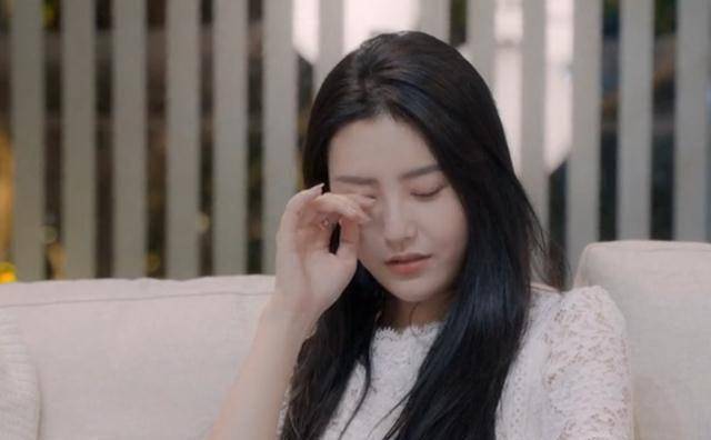 当他们晚上在客厅里讨论,猜测工作时,扎西也因为郑琴心而表现出更多的